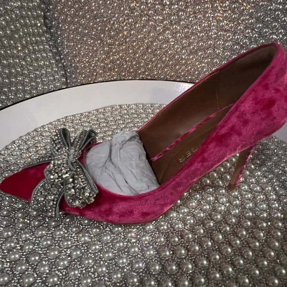 Fall ready! Gorgeous! 💕New Kurt Geiger pink velvet “Belgravia” bow pumps heel! - Picture 10 of 12